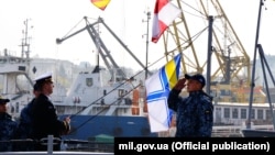 Підняття прапора на «Слов’янську» – патрульному катері класу Island. 13 листопада 2019 року. Фото Міністерства оборони України