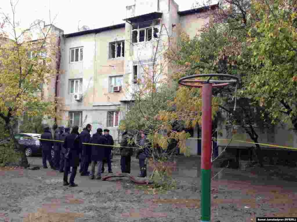 Итибаев бекинип отурган Достук кичи районундагы №8 үйдөгү квартира милиция тарабынан камоого алынган.