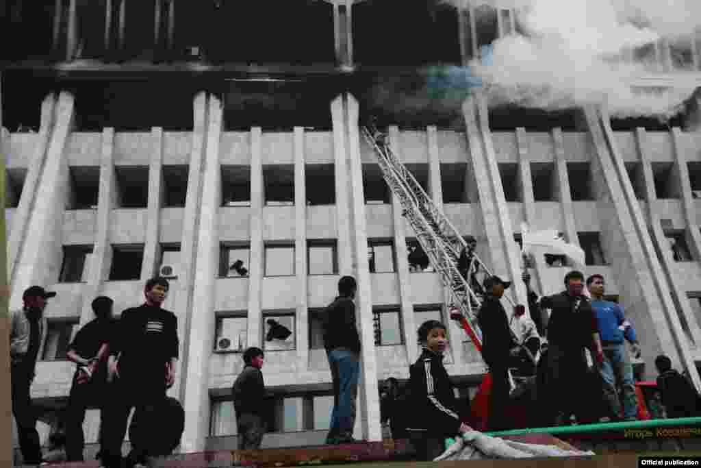 Свои фото для выставки представили кыргызские фотографы В.Оселедко, И.Коваленко, В.Пирогов, В.Воронин и Н.Горшкова.&nbsp;