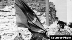 Узган гасырның 90нчы еллары. Вәлиулла Ягъкуб әләм янында