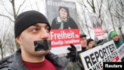 Arxiv fotosu: Berlində keçirilən Azərbaycan prezidentinin səfəri zamanı keçirilən etiraz aksiyasından görüntü. 21 yanvar 2015