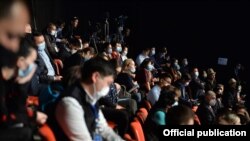 Президенттин милдетин аткарып жаткан премьер-министр Садыр Жапаровдун басма сөз жыйынына катышкан журналисттер.