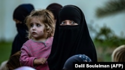 Таджикские власти опасаются, что члены семей боевиков ИГ, если они останутся за границей, могут в долгосрочной перспективе представлять угрозу безопасности.