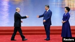 Президент Китаю Сі Цзіньпін та його дружина Пен Ліюань вітають президента Росії Володимира Путіна під час церемонії саміту Шанхайської організації співробітництва (ШОС) у Тяньцзіні, Китай, 31 серпня 2025 року