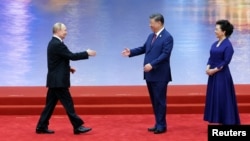 Гава КНР Си Цзиньпин и его супруга встречают Владимира Путина на саммите ШОС, Тяньцзин, 31 августа 2025 года