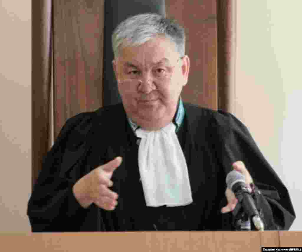 Судья Мейрам Жангуттинов закончил читать приговор в отношении Жаксылыка Доскалиева. Астана, 5 августа 2011 года. -  