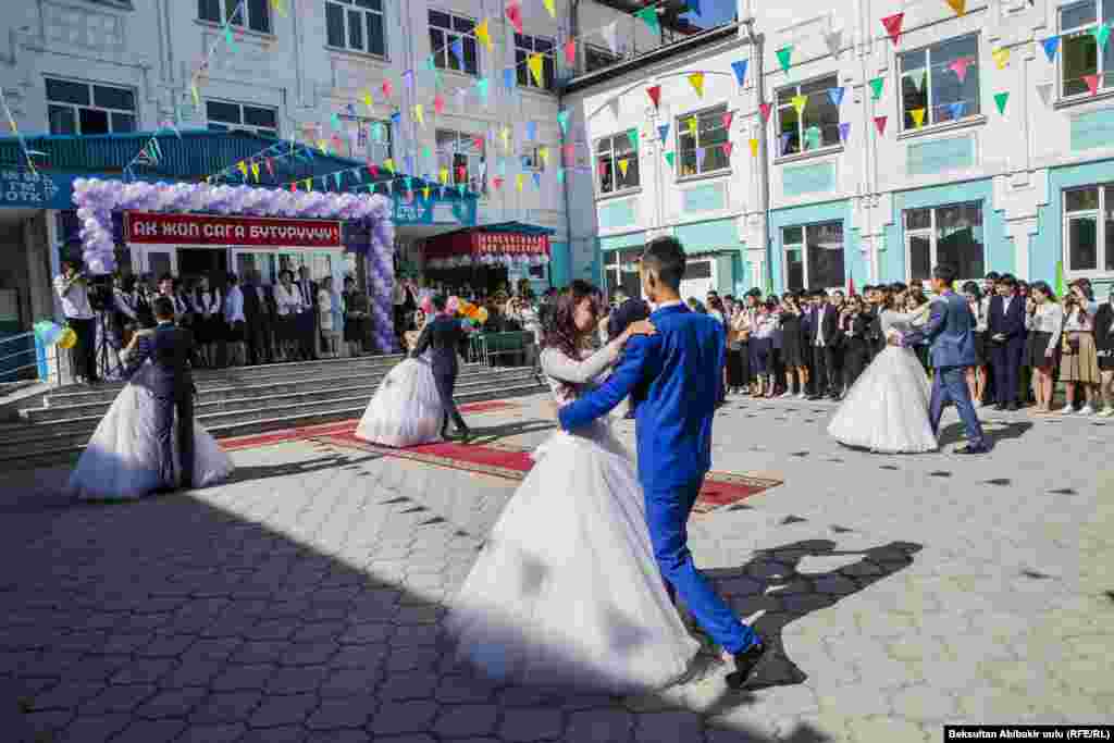 Коштошуу бийи.