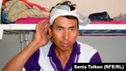 Бердихан Какешов, кытай жумушчуларынан таяк жеген казак жумушчуларынын бири. Атырау, 14-август, 2012.