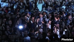 Площадь настроена радикально, приходится постоянно успокаивать людей, потому что они действительно на взводе