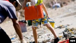 Пляжи постепенно превращаются в горы мусора