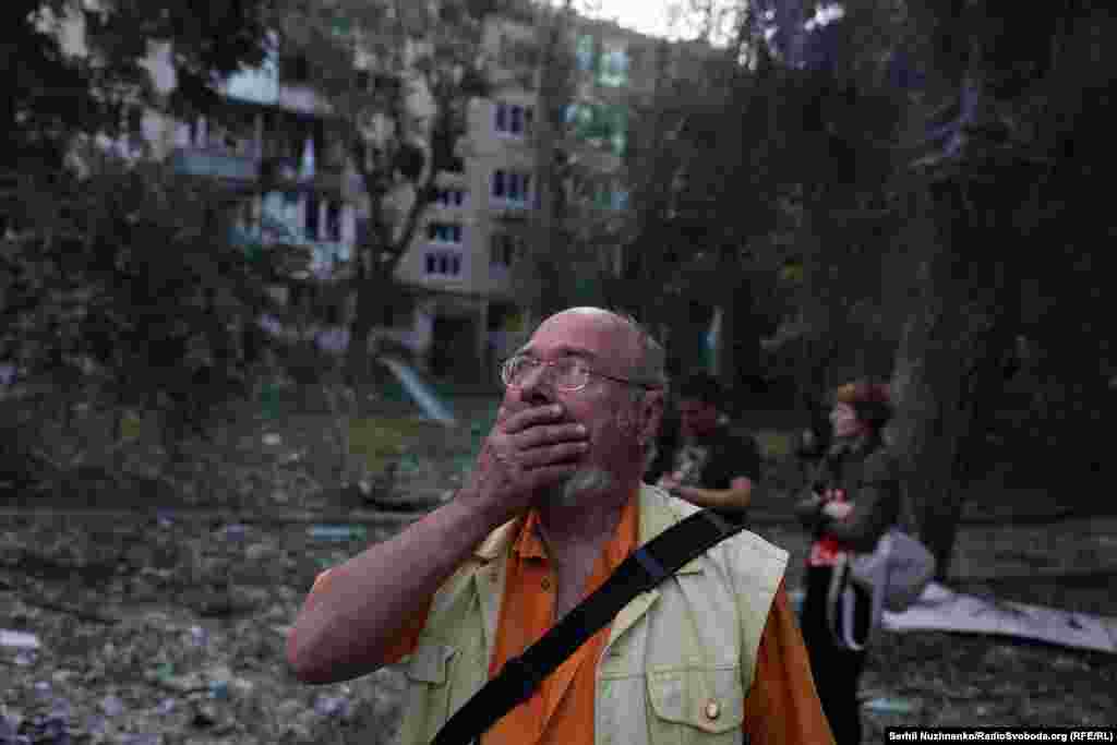 17-июндун таңы. Киевдин тургуну орусиялык чабуулдан кийин кыйраган үйдү карап турат. 