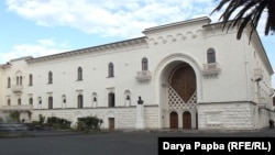 После того как все здание драмтеатра было обследовано, взрывное устройство не обнаружили