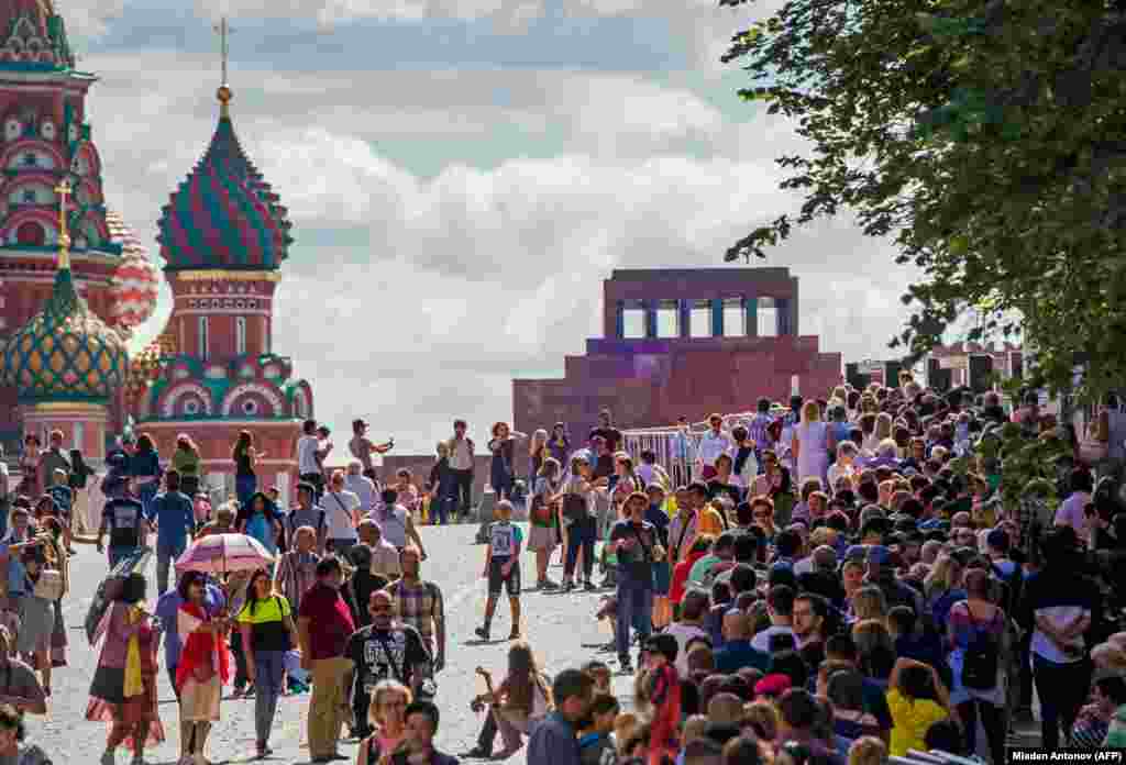 Очередь посетителей в мавзолей Владимира Ленина на Красной площади Москвы, август 2017 года.