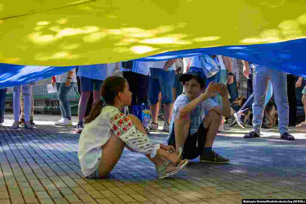 Маленькі учасники акції сховались від червневої одеської спеки