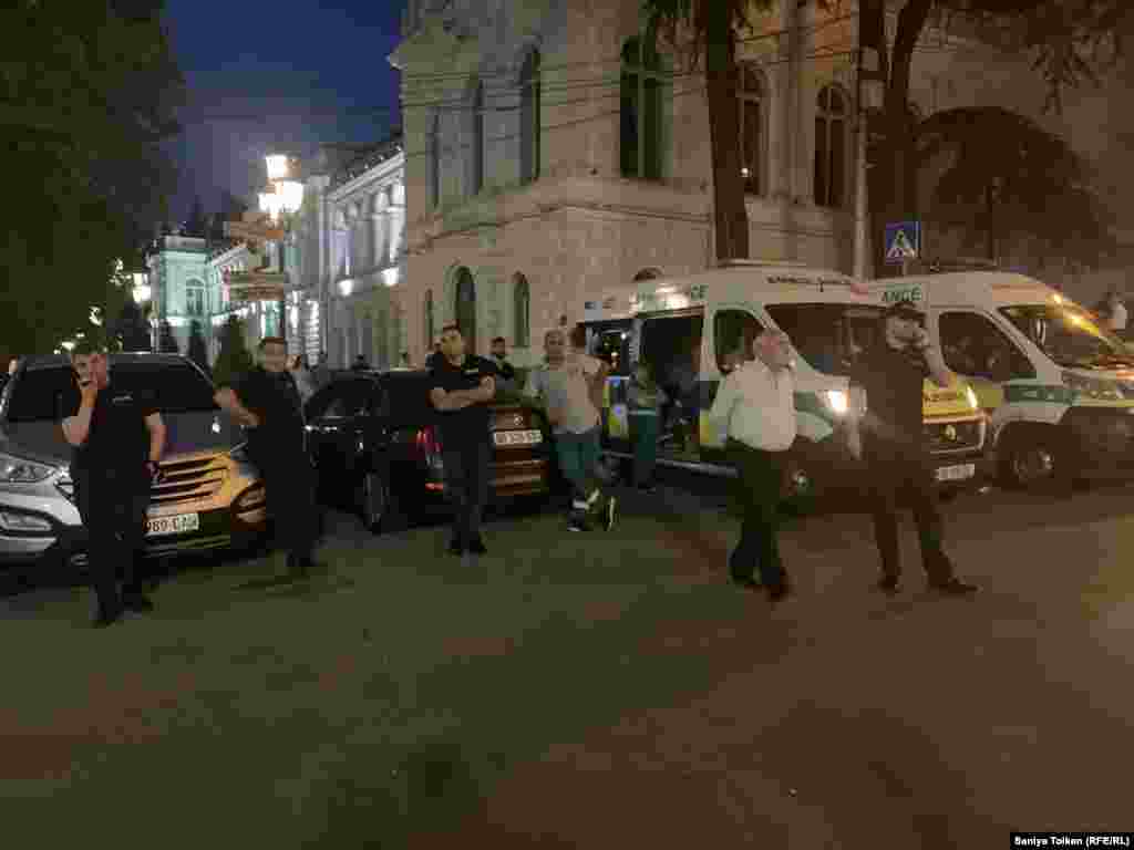 Полиция өкілдері наразы топты алыстан бақылап тұр. Тбилиси, 3 шілде 2019 жыл.    
