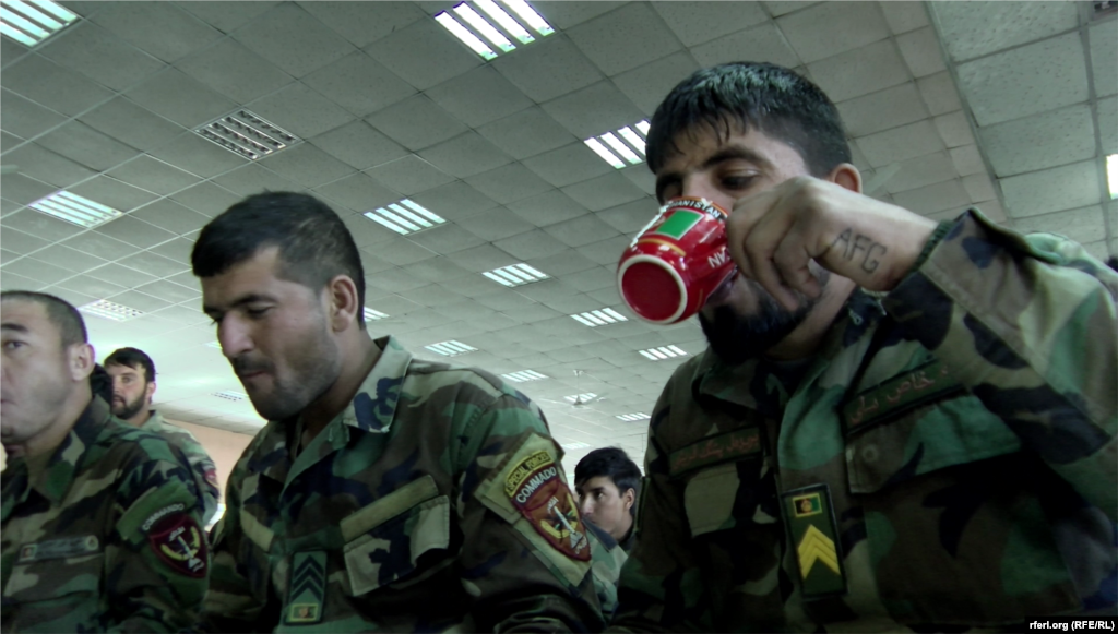 نیرو های خاص افغانستان هنگام صرف طعام