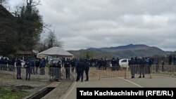 С 3 апреля полиция заблокировала ущелье с двух сторон. В ответ протестующие заблокировали дорогу к месту строительства