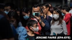 Honkongliklar tekin S vitamini va dezinfeksiyalash vositasi uchun navbatda turibdi.