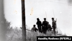 Aksiyaçıların sərhəd boyunca keşik postları qurduğunu görən sovet əsgərləri  öz mövqelərini bərkidirlər.