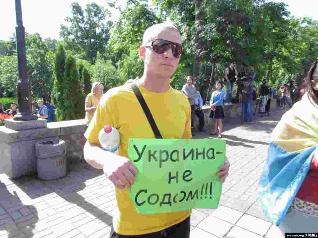 Противники марша ранее провели в украинской столице ряд митингов и зарегистрировали на сайте городской администрации петицию с требованием запретить шествие, под которой было собрано почти 14 тысяч подписей.