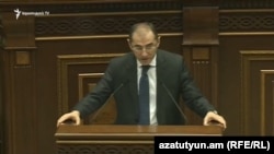 Министр финансов Вардан Арамян в парламенте, Ереван, 6 декабра 2016 г. 