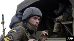 Доброволець батальйону «Донбас» під час військових навчань поблизу Маріуполя, 1 квітня 2015 року