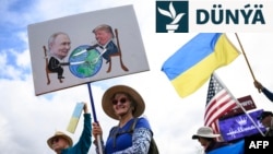 Demonstrantlar ABŞ we rus prezidentleriniň duşuşygynyň öňüsyrasynda, 14-nji awgustda Ukraina goldaw bildirip, Alýaska ştatynyň Ankoridž şäherinddki Seward magistral ýolunyň ugrunda baýdak göterýär. 