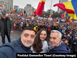 George Simion, președintele AUR, Ana Maria Gavrilă, președinta POT, și Călin Georgescu, fost candidat la președinție, la mitingul împotriva Guvernului Ciolacu, înainte de descalificarea lui Călin Georgescu din competiția electorală pentru funcția de președinte. 1 martie 2025