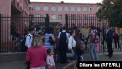 Во дворе школы № 20 в Шымкенте. 1 сентября 2018 года. 