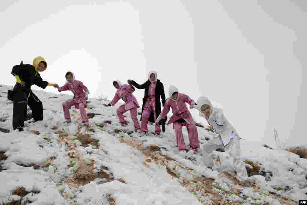 Ene-atalar bolsa öz gyzlaryndan hoşal. Aziminiň kakasy Rahmatulla hem käwagt sport klubynda sapaklar berýär. Ol: &quot;Men öz gyzyma diýseň buýsanýaryn we mundan beýläk hem men ony goldamaga dowam ederin&quot; diýýär. 