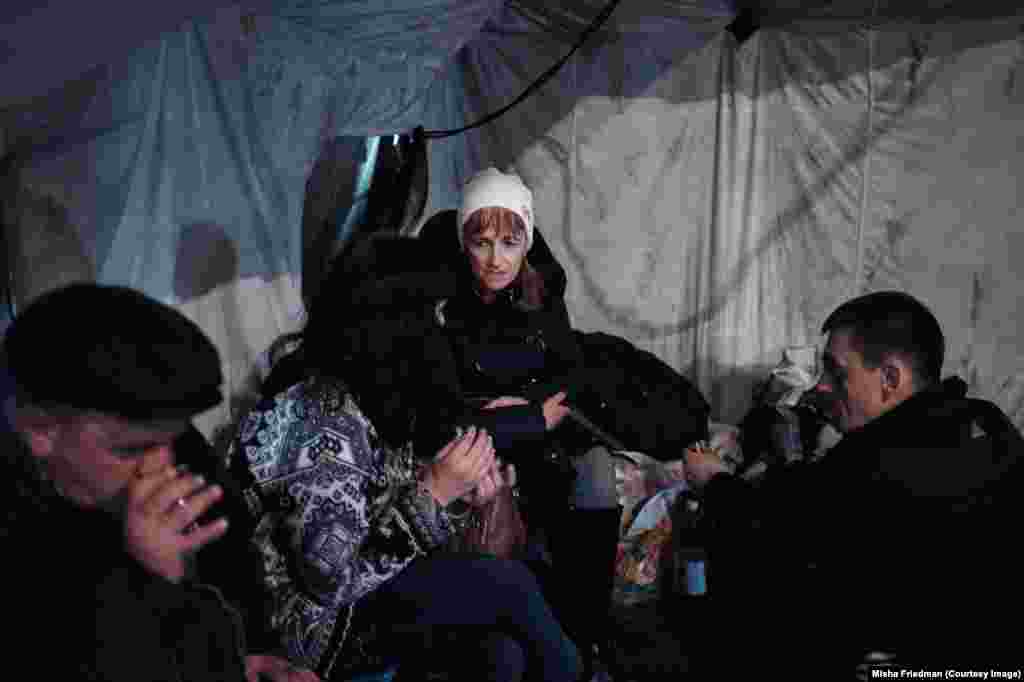 Біля станції обігріву для безпритульних, Ольга слухає дівчину, яку вигнали з дому її батьки