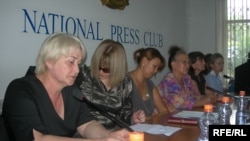 Жены пропавших  топ-менеджеров «Казатомпрома» проводят пресс-конференцию. Алматы, 1 июня 2009 года.