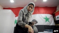 یک زن سوری در حال رای دهی در انتخابات این کشور (تصویر آرشیف)