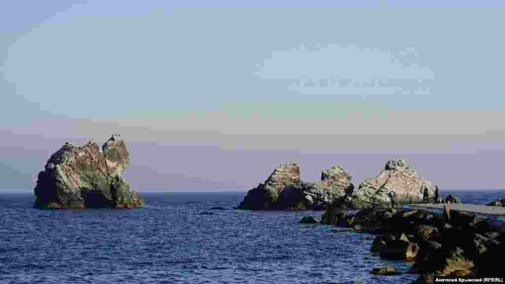 Скелі Верблюд (ліворуч) і Три сестри