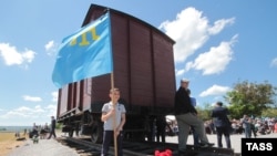 «Süren» demiryol stantsiyası yanında sürgün etüv qurbarnlarınıñ hatıra kompleksiniñ birinci qısmınıñ açılışı
