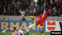 Футболист сборной Армении Юра Мовсисян забивает гол в ворота сборной Болгарии, Ереван, 11 октября 2013 г․