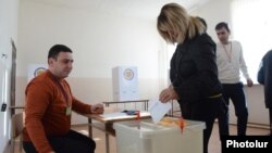 Armenia - A voter in Yerevan casts a ballot in a constitutional referendum, 6Dec2015.