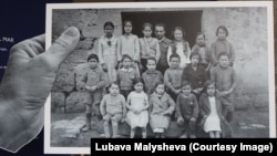 Антони Бенайжес со своими учениками