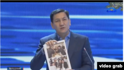 Президенттикке талапкер Абдил Сегизбаев КТРКдагы дебат учурунда. 