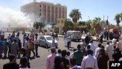 Синайдагы коопсуздук күчтөрү жайгашкан комплекстеги жарылуудан кийинки түтүн.  7-октябрь, 2013-жыл