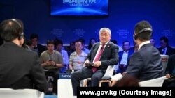 Министрлер кабинетинин төрагасы Адылбек Касымалиев "Жайкы Давос-2025" дүйнөлүк экономикалык форумунун панелдик сессиясына катышып жатат. Тяньцзинь, Кытай. 24-июнь 2025-жыл.