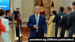 Алмазбек Атамбаев на церемонии вручения госнаград. 7 октября 2017 года.