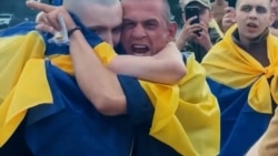 «Мама, я дома». Украина и Россия проводят новый обмен военнопленными