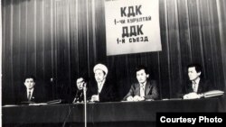 КДКнын 1-курултайынын ачылышы (Өмүрбек Текебаев, депутат, КДКнын мүчөсү, Казат Акматов, депутат, КДКнын теңтөрагасы, Дүйшөнбек Отонбай уулу, Кыргызстандын муфтийинин катчысы, Кадыр Матказиев, КДКнын теңтөрагасы, Жыпар Жекше, КДКнын теңтөрагасы) 09.02.1991.