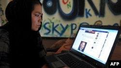 Əfqan qadın 2021-ci ildə "Taliban" hakimiyyəti ələ keçirməzdən əvvəl Kabildəki internet kafedə Facebook-a baxır.