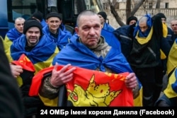 Військовослужбовці 24 ОМБр повертаються з полону під час великого обміну, 19 березня 2025 року