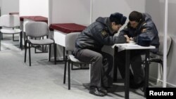 Бойцы ставропольского ОМОНа изучают объявления о работе в центре занятости