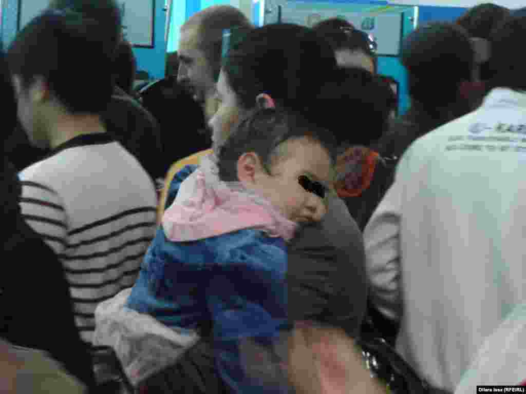 В очереди на ярмарке вакансий в Шымкенте.