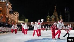 Не каждый россиянин может сегодня позволить себе русскую зиму. Каток на Красной площади