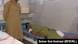 یک فرد ملکی که در حمله مسلحانه بر محبس مرکزی ننگرهار زخمی شده در شفاخانه برای درمان منتقل شده است.